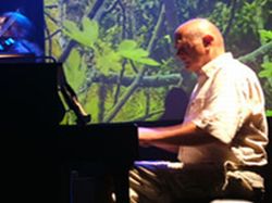 Roedelius au piano